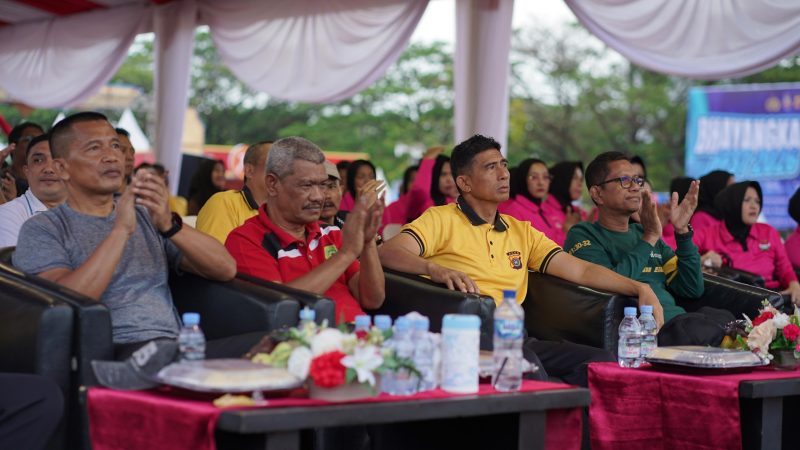 Kapolda Aceh Irjen Pol. Drs. Marzuki Ali Basyah, M.M. menggelar kegiatan olahraga bersama dalam rangka menyambut Hari Bhayangkara ke-80 di Lapangan Mapolda Aceh, Jumat (19/6/2026).