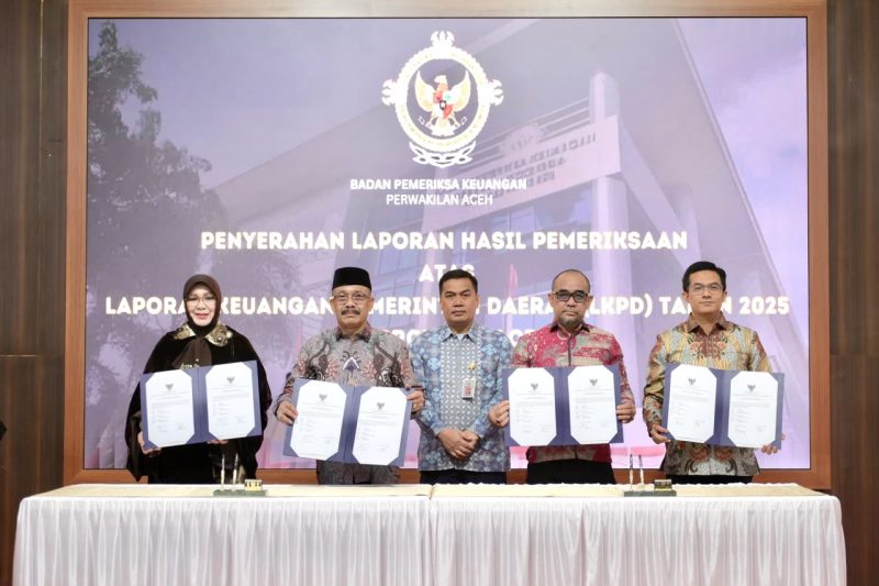 Kepala BPK RI Perwakilan Aceh, Andri Yogama SE, MM, Ak, kepada Wali Kota Banda Aceh, Hj. Illiza Sa’aduddin Djamal, SE, yang didampingi Ketua DPRK Banda Aceh, Irwansyah, ST.
Penyerahan Laporan Hasil Pemeriksaan (LHP) atas Laporan Keuangan Pemerintah Daerah (LKPD) dilakukan di Gedung BPK RI Perwakilan Aceh, Banda Aceh, Kamis (4/6/2026).