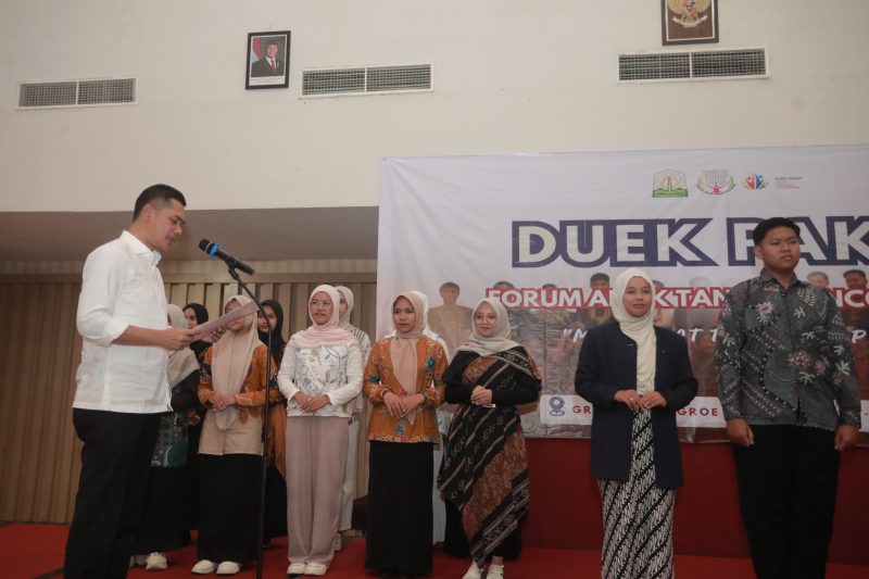 Sekda Aceh, M. Nasir, saat membuka kegiatan dan sekaligus melantik pengurus Duek Pakat Forum Anak Tanah Rencong (FATAR) Tahun 2026 di Hotel Grand Nanggroe Aceh, Banda Aceh, Sabtu (20/06/2026).