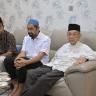 Mualem, mengunjungi rumah duka almarhum mantan Gubernur Aceh periode 2012–2017, dr. Zaini Abdullah, di Gampong Garot, Kecamatan Darul Imarah, Kabupaten Aceh Besar, Minggu (21/6/2026).