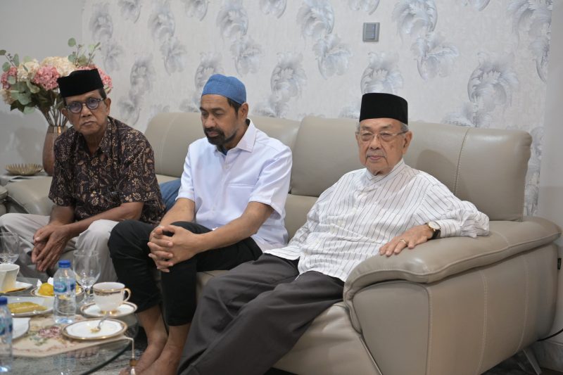 Mualem, mengunjungi rumah duka almarhum mantan Gubernur Aceh periode 2012–2017, dr. Zaini Abdullah, di Gampong Garot, Kecamatan Darul Imarah, Kabupaten Aceh Besar, Minggu (21/6/2026).