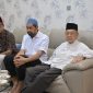Mualem, mengunjungi rumah duka almarhum mantan Gubernur Aceh periode 2012–2017, dr. Zaini Abdullah, di Gampong Garot, Kecamatan Darul Imarah, Kabupaten Aceh Besar, Minggu (21/6/2026).