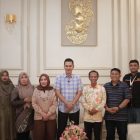 Sekda Aceh, M. Nasir, S.IP., MPA, didampingi istri, yang juga Ketua Dharma Wanita Persatuan (DWP) Aceh, Malahayati M. Nasir, menerima kunjungan Tim Pendataan Sensus Ekonomi 2026 (SE2026) di kediaman resmi Sekda Aceh, Minggu (21/6/2026).