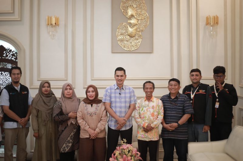 Sekda Aceh, M. Nasir, S.IP., MPA, didampingi istri, yang juga Ketua Dharma Wanita Persatuan (DWP) Aceh, Malahayati M. Nasir, menerima kunjungan Tim Pendataan Sensus Ekonomi 2026 (SE2026) di kediaman resmi Sekda Aceh, Minggu (21/6/2026).