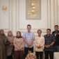 Sekda Aceh, M. Nasir, S.IP., MPA, didampingi istri, yang juga Ketua Dharma Wanita Persatuan (DWP) Aceh, Malahayati M. Nasir, menerima kunjungan Tim Pendataan Sensus Ekonomi 2026 (SE2026) di kediaman resmi Sekda Aceh, Minggu (21/6/2026).
