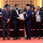 Staf Ahli Bidang Manajemen Risiko BPK RI, Hery Subowo, kepada Gubernur Aceh Muzakir Manaf dalam Sidang Paripurna DPR Aceh, Senin (22/6/2026).