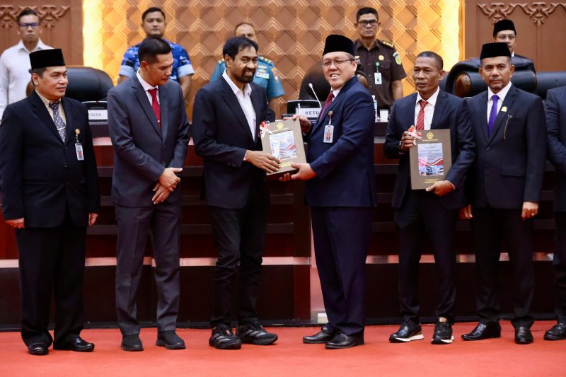 Staf Ahli Bidang Manajemen Risiko BPK RI, Hery Subowo, kepada Gubernur Aceh Muzakir Manaf dalam Sidang Paripurna DPR Aceh, Senin (22/6/2026).