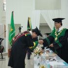 Rektor UIN Ar-Raniry Banda Aceh, Prof. Dr. Mujiburrahman, M.Ag.,  wisuda Gelombang I dan II Tahun 2026 di Auditorium Prof. Ali Hasjmy, Banda Aceh, Senin (22/6/2026). Pada wisuda kali ini, UIN Ar-Raniry meluluskan 2.060 wisudawan program sarjana, magister, dan doktor. (Foto: Dok. UIN Ar-Raniry)