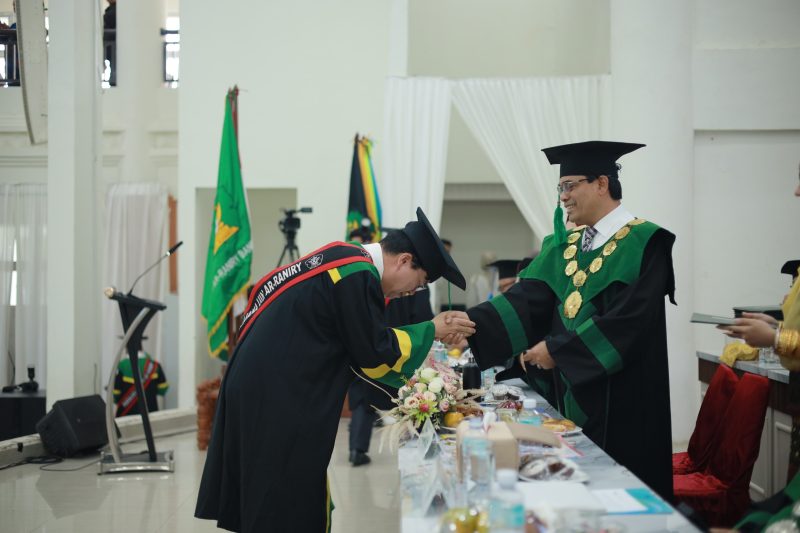 Rektor UIN Ar-Raniry Banda Aceh, Prof. Dr. Mujiburrahman, M.Ag.,  wisuda Gelombang I dan II Tahun 2026 di Auditorium Prof. Ali Hasjmy, Banda Aceh, Senin (22/6/2026). Pada wisuda kali ini, UIN Ar-Raniry meluluskan 2.060 wisudawan program sarjana, magister, dan doktor. (Foto: Dok. UIN Ar-Raniry)
