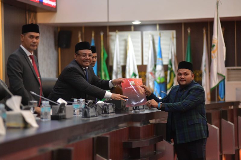 Sekda Aceh, M. Nasir, menghadiri Rapat Paripurna Dewan Perwakilan Rakyat Aceh (DPRA) dengan agenda persetujuan dan penetapan Rancangan Qanun Aceh usul inisiatif DPRA Tahun 2026, di Gedung Utama DPRA, Senin (22/6/2026).