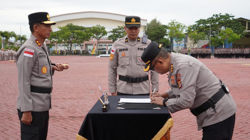 upacara penyerahan jabatan Kepala Biro Perencanaan (Karorena) Polda Aceh dari Kombes Pol. R. Dadik Junaedi Supri Hartono, S.H., kepada Kapolda Aceh, Irjen Pol. Drs. Marzuki Ali Basyah, M.M., sebagai pejabat sementara, Senin (29/6/2026).