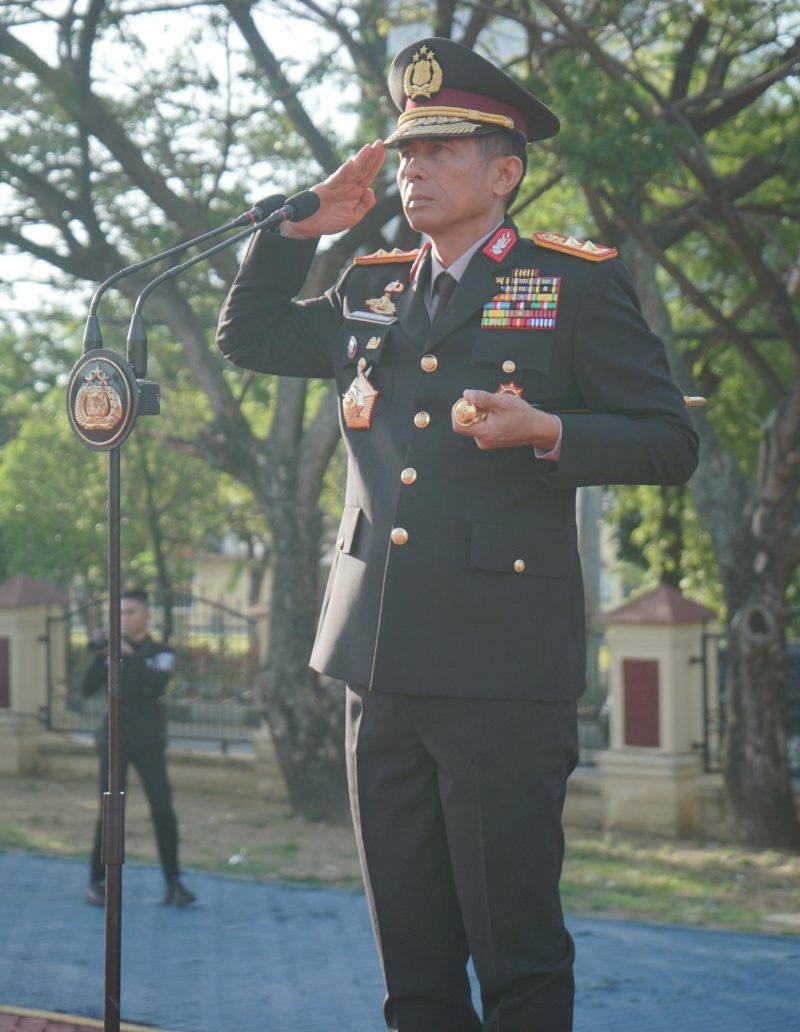 Irjen Pol. Drs. Marzuki Ali Basyah, M.M., bertindak selaku Inspektur Upacara dalam peringatan Hari Lahir Pancasila yang digelar di Lapangan Mapolda Aceh, Senin (1/6/2026).