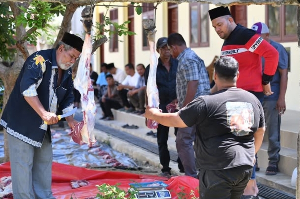 Anggota Dewan Perwakilan Rakyat Aceh (DPRA), Irfansyah, menyembelih tiga ekor sapi kurban dalam rangka memperingati Hari Raya Idul Adha 1447 Hijriah, di halaman Dayah Darul Abrar, Gampong Alue Berawe, Kecamatan Langsa Kota, Kamis (28/5/2026).