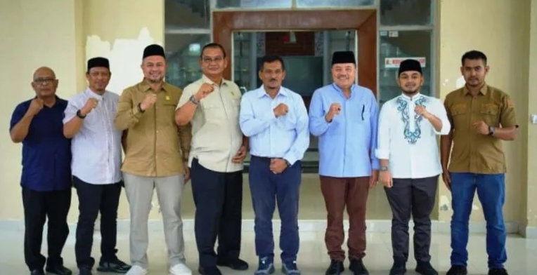 Anggota Komisi I Dewan Perwakilan Rakyat Aceh (DPRA) Azhar Abdurrahman,dalam rangka pembahasan batas wilayah administrasi antara Kabupaten Nagan Raya dan Kabupaten Aceh Barat.Pertemuan tersebut berlangsung di Ruang Kerja Bupati, Kompleks Perkantoran Suka Makmue, Jumat (8/5/2026).