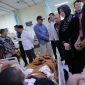 Wali Kota Banda Aceh, Illiza Sa’aduddin Djamal, didampingi Sekretaris Daerah Kota Jalaluddin serta sejumlah pejabat terkait, turun langsung membesuk korban di ruang perawatan RSUZA pada hari Jum'at (12/6/2026).
