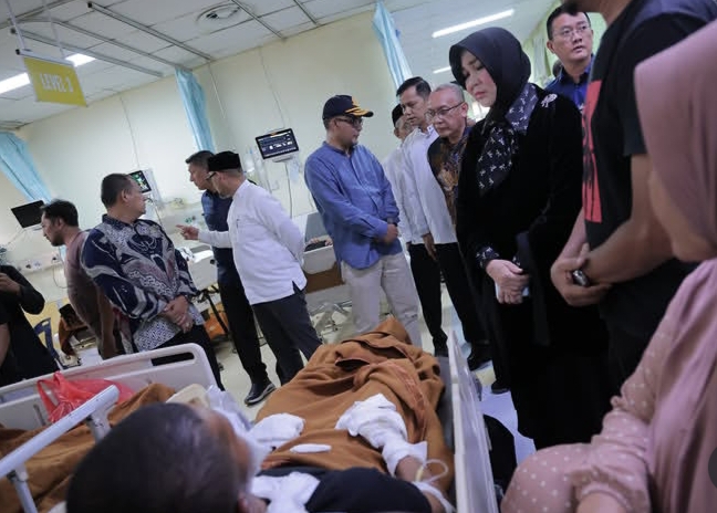 Wali Kota Banda Aceh, Illiza Sa’aduddin Djamal, didampingi Sekretaris Daerah Kota Jalaluddin serta sejumlah pejabat terkait, turun langsung membesuk korban di ruang perawatan RSUZA pada hari Jum'at (12/6/2026). 