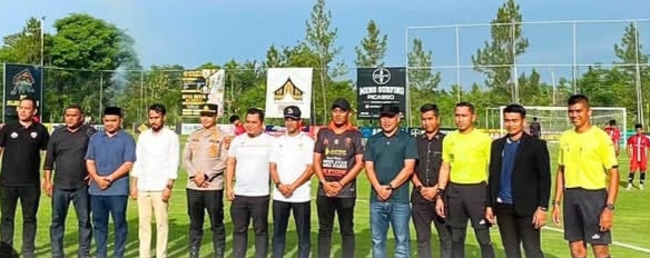 Ketua DPRK Aceh Besar, Abdul Mucthi, S.I. Kom, secara resmi menandai dimulainya ajang olahraga tahunan dengan melakukan tendangan pertama sebagai tanda pembukaan Turnamen Sepak Bola Amla Cup 2026.Acara pembukaan berlangsung meriah di Lapangan PS Amla, Gampong Lamteungoh, Kecamatan Lhoknga, pada hari Jumat, (12/06/2026)
