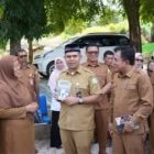 Kadisdik Murthalamuddin, didampingi Kepala Bidang SMA serta Kepala Cabang Dinas Pendidikan Wilayah Aceh Besar, menghadiri kegiatan peluncuran buku program sekolah sekaligus peresmian program unggulan Wisata Literasi Seribu Barcode yang digelar di SMAN 1 Leupung, Senin, (15/6/2026) 