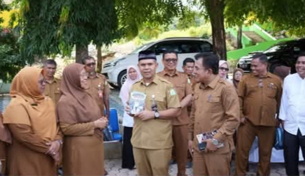 Kadisdik Murthalamuddin, didampingi Kepala Bidang SMA serta Kepala Cabang Dinas Pendidikan Wilayah Aceh Besar, menghadiri kegiatan peluncuran buku program sekolah sekaligus peresmian program unggulan Wisata Literasi Seribu Barcode yang digelar di SMAN 1 Leupung, Senin, (15/6/2026)