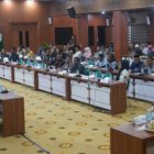 Rapat dipimpin langsung oleh Kasubdit Perencanaan Anggaran Daerah Wilayah IV, Bapak Fernando H. Siagian S.STP, M.Si., dan didampingi secara langsung oleh Kepala BPKA, Drs. Muhammad Diwarsyah, M.Si, kamis,(25/6/2026). Kegiatan yang berlangsung di Gedung Serbaguna Kantor Gubernur Aceh. 
