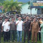 Wakil Bupai Aceh Besar Drs Syukri A Jalil, dan unsur Forkopimda foto bersama para prajurit usai upacara Pemberangkatan Satgas RI-PNG Statis YOnif 117/KY Rem 012/TU Kodam IM, di Lapangan Mayonif 117/KY, Kota Jantho, Senin (29/06/2026). FOTO/MC ACEH BESAR