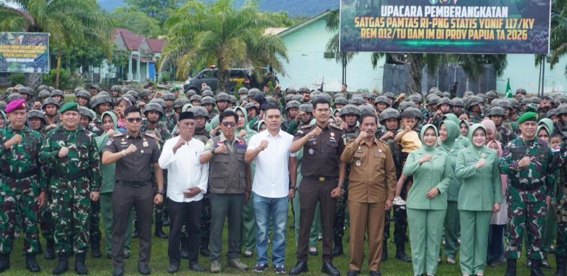 Wakil Bupai Aceh Besar Drs Syukri A Jalil, dan unsur Forkopimda foto bersama para prajurit usai upacara Pemberangkatan Satgas RI-PNG Statis YOnif 117/KY Rem 012/TU Kodam IM, di Lapangan Mayonif 117/KY, Kota Jantho, Senin (29/06/2026). FOTO/MC ACEH BESAR