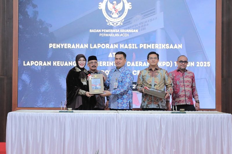 Penyerahan Laporan Hasil Pemeriksaan (LHP) yang digelar di Kantor BPK RI Perwakilan Aceh, Kamis (4/6/2026). Wali Kota Banda Aceh Illiza Sa’aduddin Djamal hadir langsung dan mendapat kepercayaan untuk menyampaikan sambutan mewakili 12 kepala daerah se-Aceh
