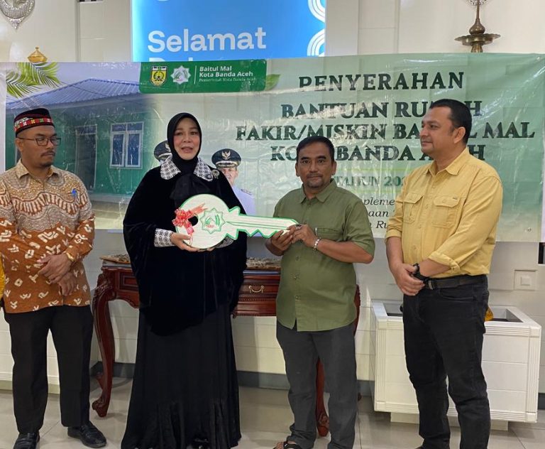 Penyerahan kunci rumah secara simbolis dilakukan kepada 11 orang penerima manfaat oleh Wali Kota Banda Aceh Illiza Sa’aduddin Djamal di Pendopo Wali Kota, Jumat (12/6/2026).