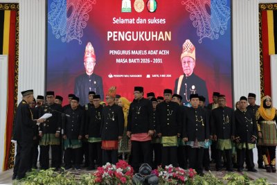 Teungku Malik Mahmud Al Haytar mengukuhkan pengurus Majelis Adat Aceh (MAA) masa bakti 2026-2031. Prosesi pengukuhan berlangsung di Pendopo Wali Nanggroe, Sabtu (9/5/2026).