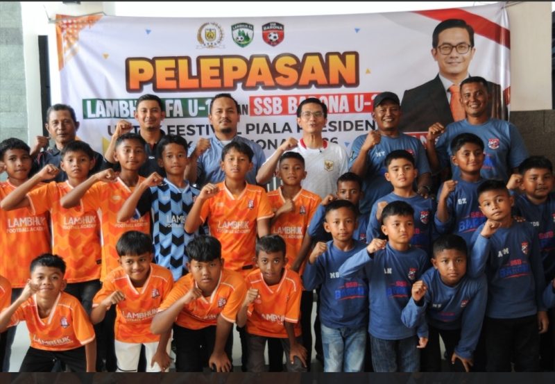 Ketua DPRK Banda Aceh, Irwansyah ST, secara resmi melepas dua tim sepak bola usia dini (SSB) asal Banda Aceh yang akan berlaga pada kompetisi nasional bergengsi, Festival Piala Presiden 2026 di Kota Yogyakarta. Pelepasan skuad SSB Barona dan Lambhuk Football Academy (FA) berlangsung penuh semangat di Rumah Dinas Ketua DPRK Banda Aceh pada Sabtu (4/7/2026).