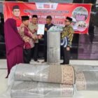 Kepala Dinas Syariat Islam Aceh, Misran Fuadi, menyerahkan bantuan sajadah secara simbolis kepada pengurus masjid di Kabupaten Nagan Raya, Sabtu (18/7/2026). 