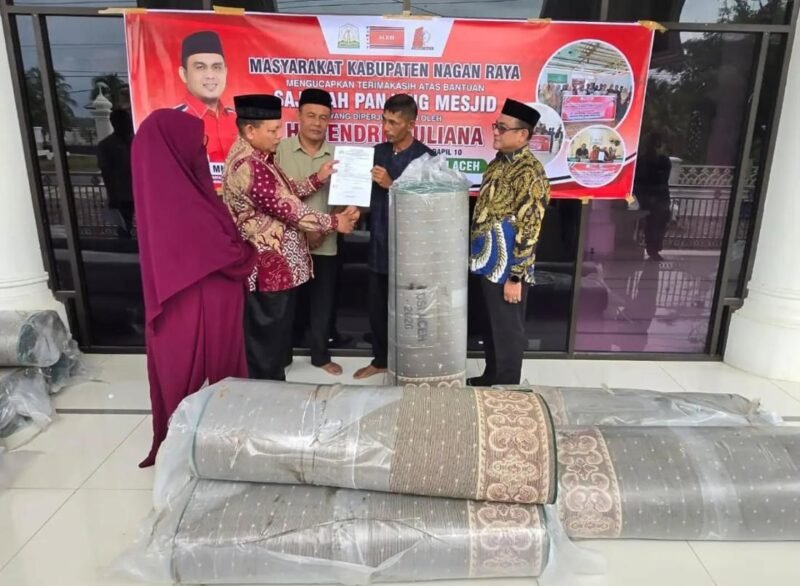 Kepala Dinas Syariat Islam Aceh, Misran Fuadi, menyerahkan bantuan sajadah secara simbolis kepada pengurus masjid di Kabupaten Nagan Raya, Sabtu (18/7/2026).