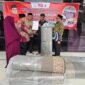 Kepala Dinas Syariat Islam Aceh, Misran Fuadi, menyerahkan bantuan sajadah secara simbolis kepada pengurus masjid di Kabupaten Nagan Raya, Sabtu (18/7/2026). 