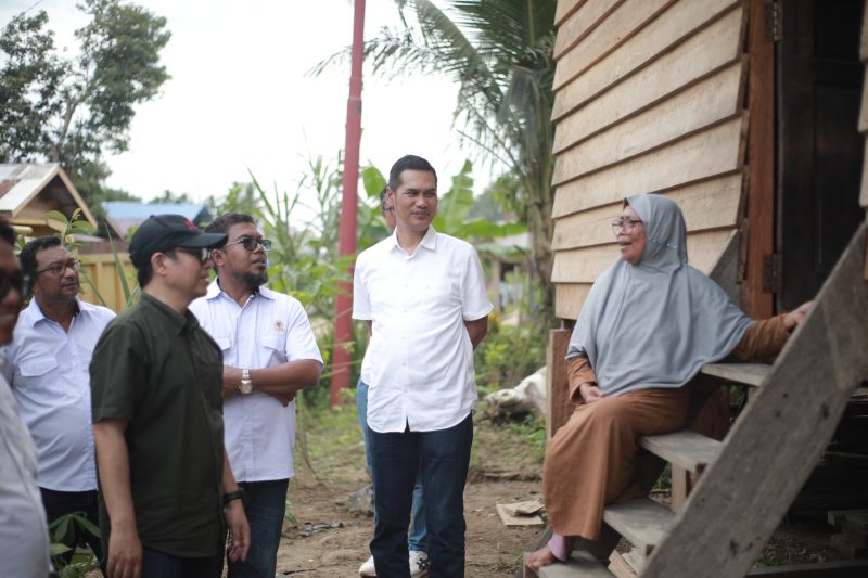 Suasana tenang dan akrab menyelimuti dialog antara sekda Aceh M. Nasir dan warga di Desa Sekumur, Kecamatan Sekerak, Kabupaten Aceh Tamiang, Minggu (5/7/2026).