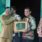 Wakil Gubernur Aceh Fadhlullah mewakili Gubernur Aceh Muzakir Manaf, menerima prestasi gemilang dalam ajang Anugerah Adinata Syariah 2026 yang digelar di Auditorium Bank Mega, Jakarta Selatan, Senin malam (6/7/2026).