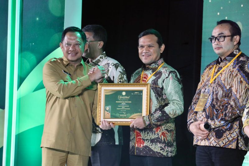 Wakil Gubernur Aceh Fadhlullah mewakili Gubernur Aceh Muzakir Manaf, menerima prestasi gemilang dalam ajang Anugerah Adinata Syariah 2026 yang digelar di Auditorium Bank Mega, Jakarta Selatan, Senin malam (6/7/2026).