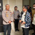 Brigjen Pol. Ari Wahyu Widodo, S.I.K., menyambut kedatangan Menteri Dalam Negeri (Mendagri) RI, Muhammad Tito Karnavian, beserta rombongan di VIP Room Bandara Internasional Sultan Iskandar Muda (SIM), Blang Bintang, Aceh Besar, Selasa (7/7/2026).