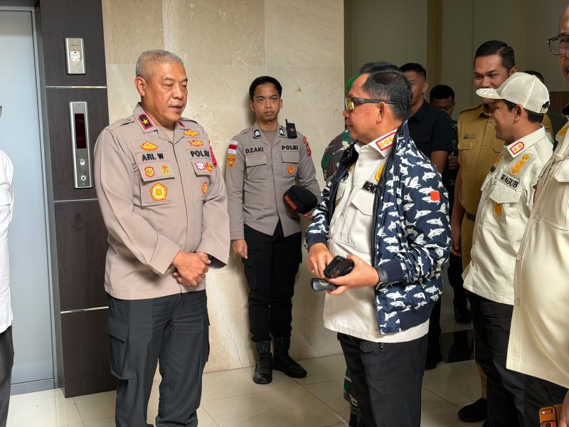 Brigjen Pol. Ari Wahyu Widodo, S.I.K., menyambut kedatangan Menteri Dalam Negeri (Mendagri) RI, Muhammad Tito Karnavian, beserta rombongan di VIP Room Bandara Internasional Sultan Iskandar Muda (SIM), Blang Bintang, Aceh Besar, Selasa (7/7/2026).