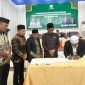 Plt. Kepala Dinas Pendidikan Dayah Aceh, Abi Muhsin, S.Pd.I., M.Pd.I. (tengah), menyaksikan prosesi penandatanganan surat perjanjian swakelola pembangunan prasarana dayah Tahun Anggaran 2026 di Asrama Haji Embarkasi Aceh, Banda Aceh, pada Kamis (9/7/2026).