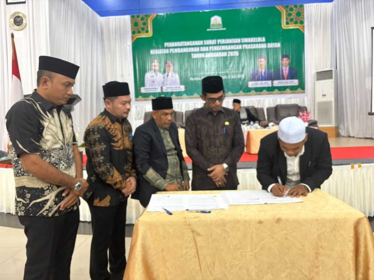 Plt. Kepala Dinas Pendidikan Dayah Aceh, Abi Muhsin, S.Pd.I., M.Pd.I. (tengah), menyaksikan prosesi penandatanganan surat perjanjian swakelola pembangunan prasarana dayah Tahun Anggaran 2026 di Asrama Haji Embarkasi Aceh, Banda Aceh, pada Kamis (9/7/2026).