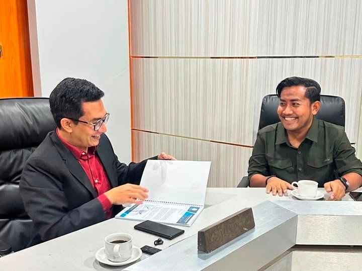 Ketua DPRK Banda Aceh, Irwansyah ST, saat menerima kunjungan audiensi Ikatan Pemuda Aceh Utara (IPAU) di aula Ketua DPRK setempat, Banda Aceh, Jumat (17/7/2026).