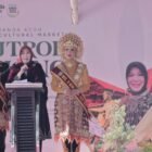 Wali Kota Banda Aceh Illiza Sa’aduddin Djamal secara resmi membuka Banda Aceh Art and Cultural Market di Taman Putroe Phang pada Sabtu (18/7/2026)