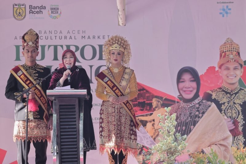 Wali Kota Banda Aceh Illiza Sa’aduddin Djamal secara resmi membuka Banda Aceh Art and Cultural Market di Taman Putroe Phang pada Sabtu (18/7/2026)