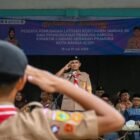 Wakil Wali Kota Banda Aceh Afdhal saat menjadi pembina upacara pada acara Perkemahan Pemusatan Latihan Kontingen Jambore Nasional XII dan Pelantikan Pramuka Garuda Penggalang serta Pramuka Garuda Penegak Kwartir Cabang Gerakan Pramuka Kota Banda Aceh Tahun 2026, yang berlangsung meriah di SMP Negeri 6 Banda Aceh pada Sabtu (18/7/2026).