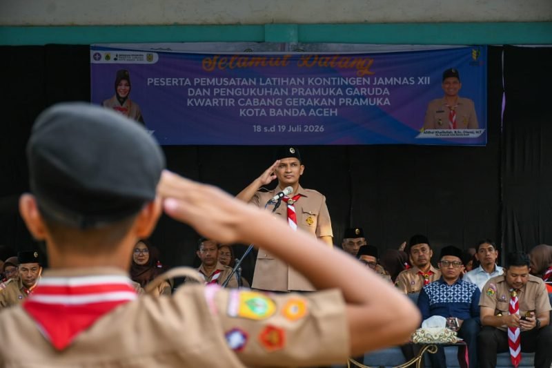 Wakil Wali Kota Banda Aceh Afdhal saat menjadi pembina upacara pada acara Perkemahan Pemusatan Latihan Kontingen Jambore Nasional XII dan Pelantikan Pramuka Garuda Penggalang serta Pramuka Garuda Penegak Kwartir Cabang Gerakan Pramuka Kota Banda Aceh Tahun 2026, yang berlangsung meriah di SMP Negeri 6 Banda Aceh pada Sabtu (18/7/2026).