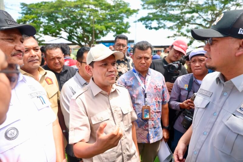 Wagub Fadhlullah, S.E., mendampingi Wakil Ketua Komisi VI DPR RI, H. Andre Rosiade, S.E., beserta rombongan Komisi VI DPR RI melakukan peninjauan Huntara yang terdampak bencana di Kabupaten Aceh Tamiang pada hari Rabu (22/7/2026).