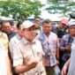 Wagub Fadhlullah, S.E., mendampingi Wakil Ketua Komisi VI DPR RI, H. Andre Rosiade, S.E., beserta rombongan Komisi VI DPR RI melakukan peninjauan Huntara yang terdampak bencana di Kabupaten Aceh Tamiang pada hari Rabu (22/7/2026).