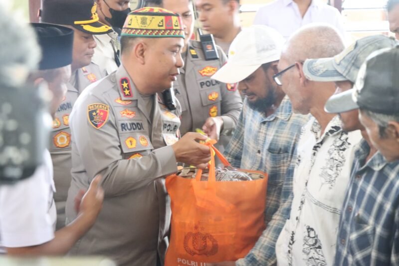 Irjen Pol. Ruddi Setiawan, S.I.K., S.H., M.H., menyerahkan 1.000 paket bantuan sosial (bansos) berupa sembako kepada masyarakat yang terdampak bencana alam di Kabupaten Bireuen, Rabu (22/7/2026)