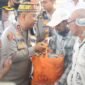 Irjen Pol. Ruddi Setiawan, S.I.K., S.H., M.H., menyerahkan 1.000 paket bantuan sosial (bansos) berupa sembako kepada masyarakat yang terdampak bencana alam di Kabupaten Bireuen, Rabu (22/7/2026)