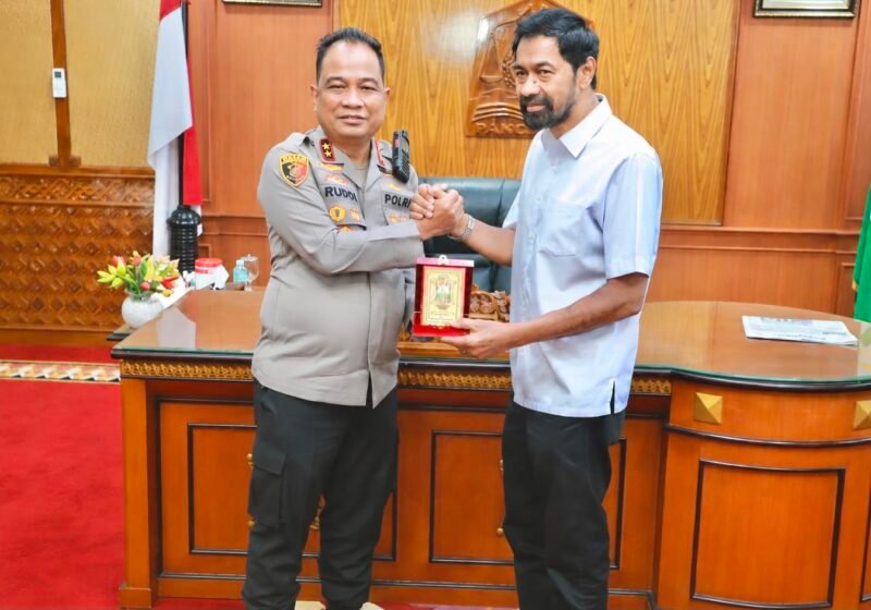 Irjen Pol. Ruddi Setiawan, S.I.K., S.H., M.H., menghadiri Rapat Forum Koordinasi Pimpinan Daerah (Forkopimda) Aceh yang berlangsung di Ruang Rapat Gubernur Aceh, Banda Aceh, Kamis (23/7/2026).